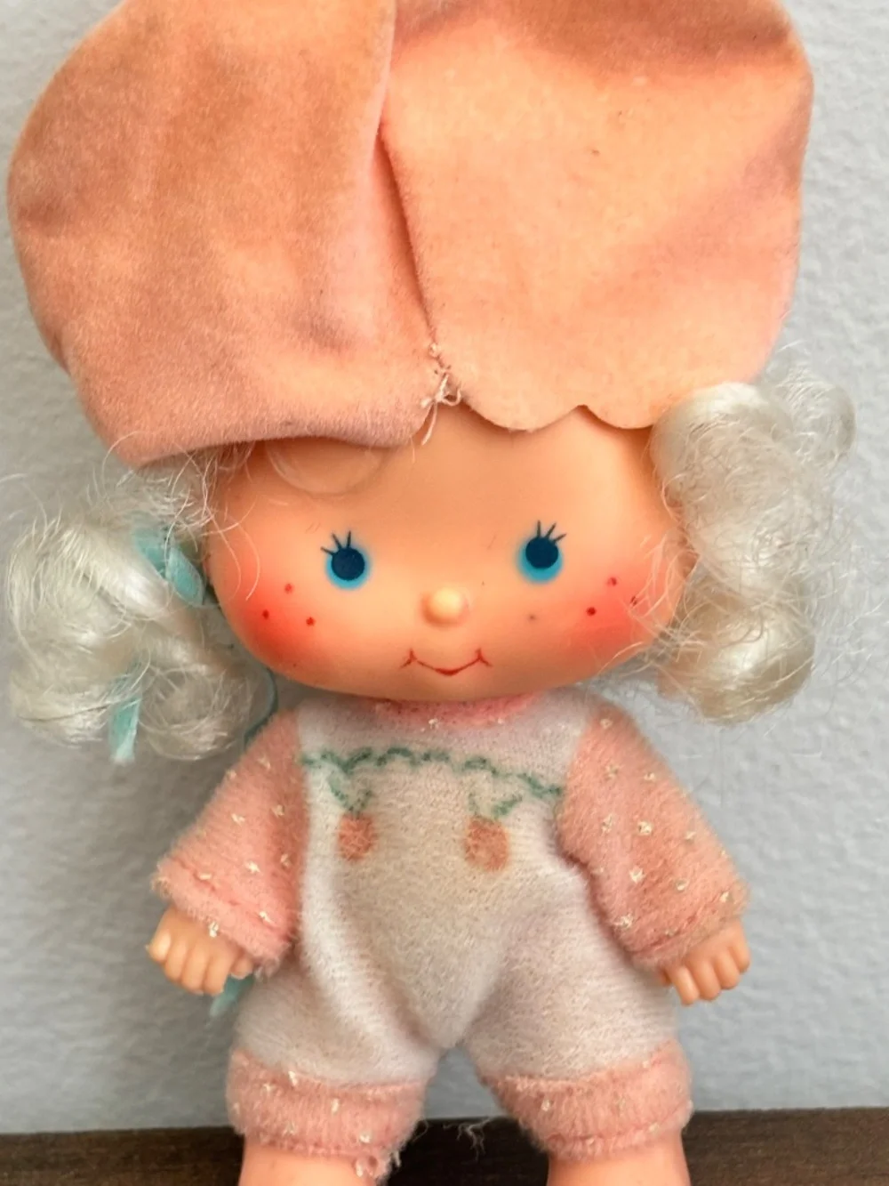 VINTAGE Strawberry Shortcake Apricot Doll Figure Outfit Curly White Hair 1979